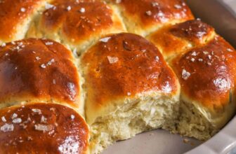 Herby Garlic Dinner Rolls – S...