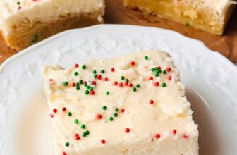 CHRISTMAS SUGAR COOKIE BARS –...