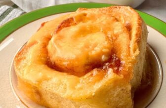 Orange Cream Cinnamon Rolls with Wh...